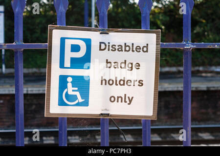 Behinderte Behindertenausweis nur Zeichen auf geländern an Großbritannien Bahnhof Stockfoto