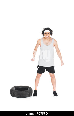 Wütend skinny Sportler in der Nähe von Reifen isoliert auf weißem Stockfoto