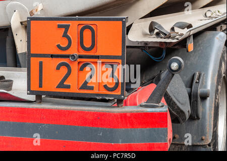 Orange Kontrolllampe Warnblinkanlage Schild Kerosin (Inland Liquid Gas) wird auf einem LKW LKW transportiert. Stockfoto