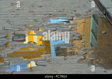 Street Fotografie in der Altstadt von Havanna - Reflexionen im Wasser Pfütze, La Habana (Havanna), Havanna, Kuba Stockfoto