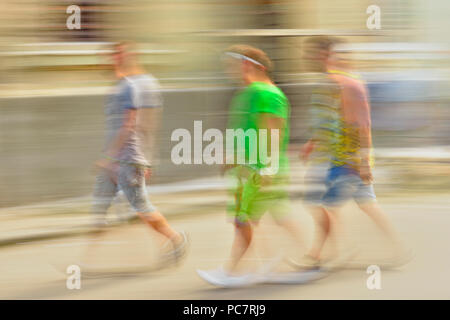 Street Fotografie im Zentrum von Havanna - Fußgänger in Bewegung, La Habana (Havanna), Havanna, Kuba Stockfoto