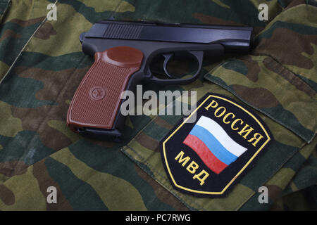 Sept. 21, 2017. Die russische Polizei Uniform Abzeichen mit 9-mm-Pistole Makarov camouflage einheitlichen Hintergrund Stockfoto