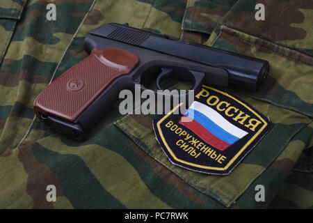 Sept. 21, 2017. Russische Armee Uniform Abzeichen mit 9-mm-Pistole Makarov camouflage einheitlichen Hintergrund Stockfoto