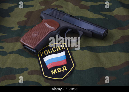 Sept. 21, 2017. Die russische Polizei Uniform Abzeichen mit 9-mm-Pistole Makarov camouflage einheitlichen Hintergrund Stockfoto