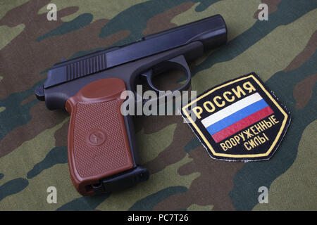 Sept. 21, 2017. Russische Armee Uniform Abzeichen mit 9-mm-Pistole Makarov camouflage einheitlichen Hintergrund Stockfoto