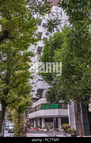Nakagin Capsule Tower und konkrete Apartment Gebäude hinter der Hochbrücke Straße von Shuto Expressway in Shimbashi, Tokio, Japan. Die Nakagin Capsule Stockfoto