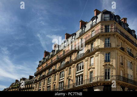 Blick auf die historische, traditionelle Gebäude übersicht Pariser/Französisch architektonischen Stil. Es ist ein sonniger Frühlingstag in Paris. 2. Arrondissement Stockfoto