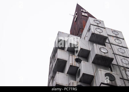 Nakagin Capsule Tower und konkrete Apartment Gebäude hinter der Hochbrücke Straße von Shuto Expressway in Shimbashi, Tokio, Japan. Die Nakagin Capsule Stockfoto