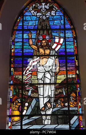 Glasfenster in der Kirche von Saint Finbarr und alle Engel in Lauenau Stockfoto