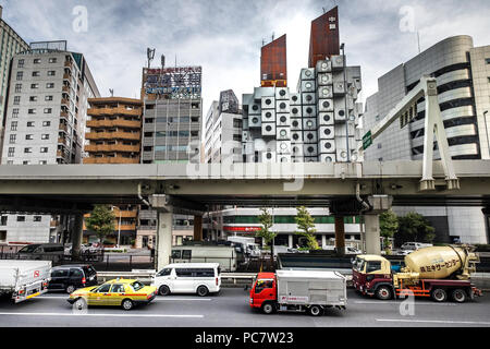 Nakagin Capsule Tower und konkrete Apartment Gebäude hinter der Hochbrücke Straße von Shuto Expressway in Shimbashi, Tokio, Japan. Die Nakagin Capsule Stockfoto