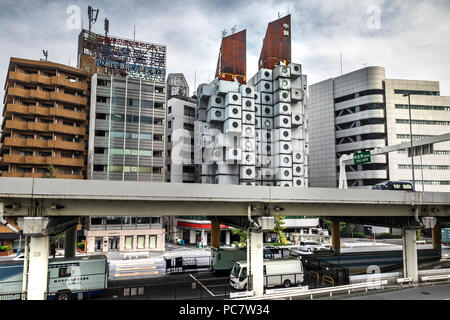Nakagin Capsule Tower und konkrete Apartment Gebäude hinter der Hochbrücke Straße von Shuto Expressway in Shimbashi, Tokio, Japan. Die Nakagin Capsule Stockfoto