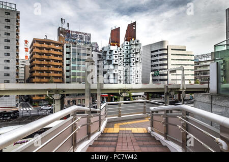 Nakagin Capsule Tower und konkrete Apartment Gebäude hinter der Hochbrücke Straße von Shuto Expressway in Shimbashi, Tokio, Japan. Die Nakagin Capsule Stockfoto