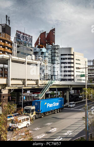 Nakagin Capsule Tower und konkrete Apartment Gebäude hinter der Hochbrücke Straße von Shuto Expressway in Shimbashi, Tokio, Japan. Die Nakagin Capsule Stockfoto