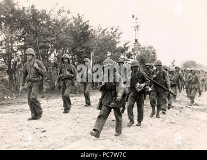 Zweite Marine Division, Tierärzte von Guadalcanal und Tarawa, auf einer kurzen Atempause, bevor er wieder in den Kampf gegen die abschließenden zwei Meilen von der Spitze des Saipan zu nehmen. Stockfoto