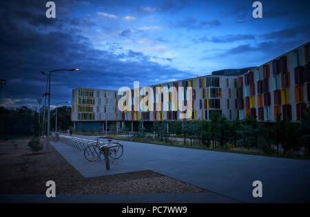 Turner Gebäude, Studentenwohnheime, an der Monash University in der Nacht. Stockfoto