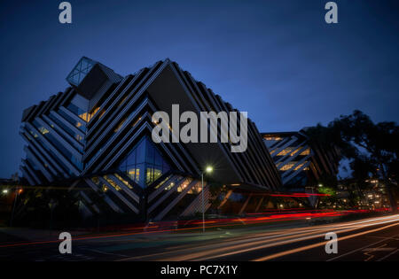 Neue Horizonte Research Center, an der Monash University in der Nacht. Stockfoto