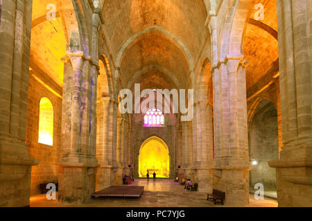 Abteikirche der Abtei Sainte-Marie de Fontfroide oder Fontfroide Abbey in der Nähe von Narbonne, Aude, Royal, Frankreich, West Europa Stockfoto