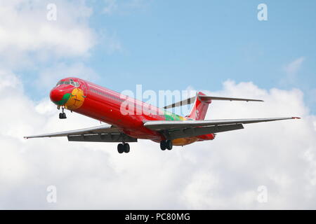 Danish Air Transport MD-83 OY-RUE Landung in London Heathrow Flughafen, Großbritannien Stockfoto