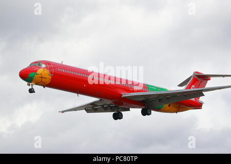 Danish Air Transport MD-83 OY-RUE Landung in London Heathrow Flughafen, Großbritannien Stockfoto