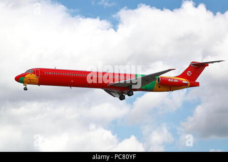 Danish Air Transport MD-83 OY-RUE Landung in London Heathrow Flughafen, Großbritannien Stockfoto