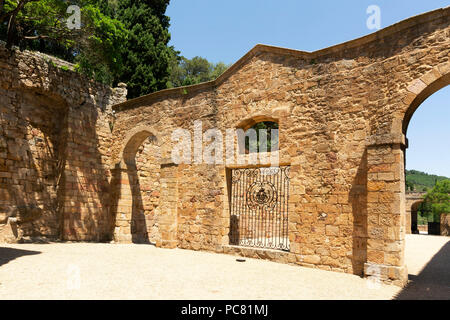 Innenhof der Abtei Sainte-Marie de Fontfroide oder Fontfroide Abbey in der Nähe von Narbonne, Aude, Royal, Frankreich, West Europa Stockfoto