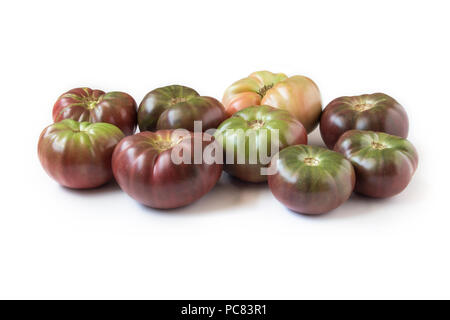 Organische heirloom Tomaten Brandywine, isoliert auf weißem Stockfoto