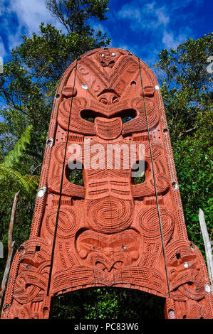 Woodecarved Eingang im Te Puia Maori Kulturzentrum, Roturura, North Island, Neuseeland Stockfoto