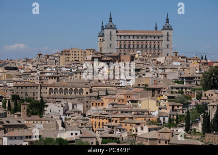 Blick auf den Alcazar und die Altstadt von Toledo, Kastilien-La Mancha, Spanien Stockfoto