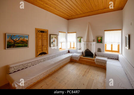 Wohnzimmer in der Ismail Kadare Haus, rekonstruierten Haus, Gjirokastra, Gjirokastër, Albanien Stockfoto