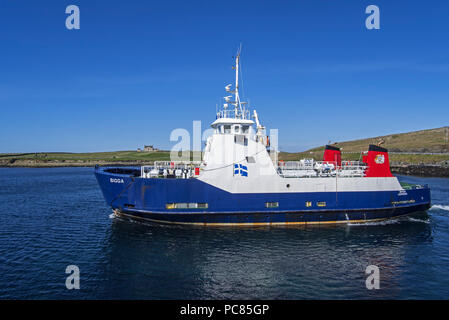 Bigga, Passagier- und Autofähre, die auf Bluemull sound Service betreibt, SIC Fähren Belmont verlassen auf Unst, Shetlandinseln, Schottland, Großbritannien Stockfoto