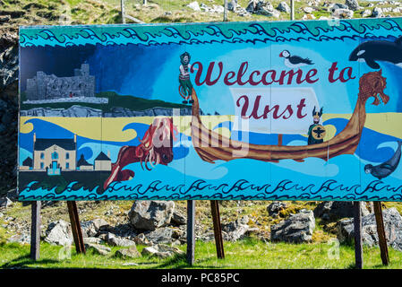 Bunte Willkommen bei Unst board durch lokale Schulkinder an der Belmont auf der Insel Unst, Shetlandinseln, Schottland, UK lackiert Stockfoto