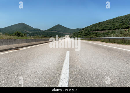 Autobahn oder Landstraße Wicklung zwischen Hügeln in einer ländlichen Landschaft Stockfoto