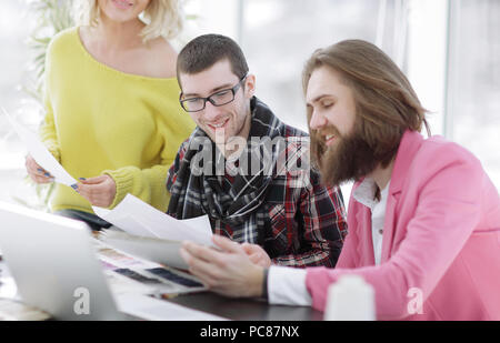 Gruppe der erfolgreiche Designer Diskussion von Dokumenten Stockfoto