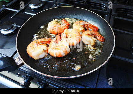 Große Tiger Garnelen in Knoblauch braten Butter - Johannes Gollop Stockfoto