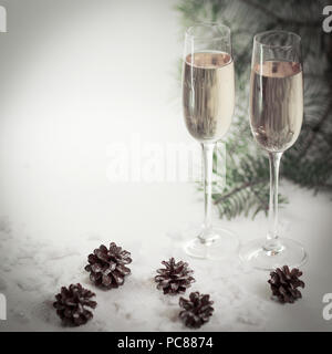 Zwei Gläser mit Champagner und Konen am Weihnachten Hintergrund Stockfoto