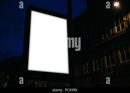 Moderne leer Billboard mit Platz für Text bei Nacht Stockfoto