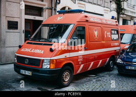 Portugal, Porto, 05. Mai 2018: Die ambulanz befindet sich in der Straße geparkt, und die Ärzte gingen zu den Patienten, um seine Gesundheit und Heilung zu helfen. Hilfe in Notfällen Rettungsdienst 112 Stockfoto