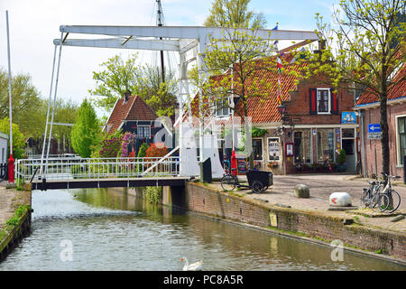 Vertikale Liftbrücke in der hübschen holländischen Kleinstadt Edam, die für ihre Käseherstellung bekannt ist, Holland, Niederlande Stockfoto