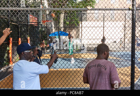 Nachbarn spielen bei den legendären West 4th Street Basketball "Der Käfig" in Greenwich Village, New York City Stockfoto