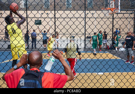 Nachbarn spielen bei den legendären West 4th Street Basketball "Der Käfig" in Greenwich Village, New York City Stockfoto