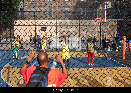 Nachbarn spielen bei den legendären West 4th Street Basketball "Der Käfig" in Greenwich Village, New York City Stockfoto