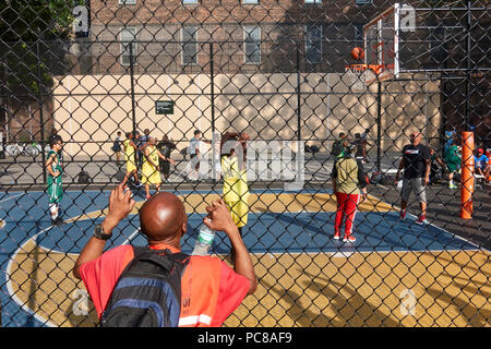 Nachbarn spielen bei den legendären West 4th Street Basketball "Der Käfig" in Greenwich Village, New York City Stockfoto