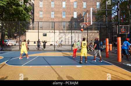 Nachbarn spielen bei den legendären West 4th Street Basketball "Der Käfig" in Greenwich Village, New York City Stockfoto