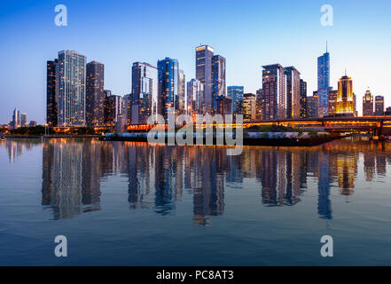 Skyline von Chicago bei Sonnenuntergang vom Navy Pier Stockfoto