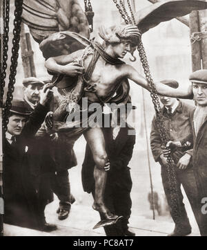 Die Entfernung von der Statue des Eros vom Piccadilly Circus zu Embankment Gardens 1925 während der Rekonstruktion der Piccadilly U-Bahnstation. Von diesen enormen Jahre, veröffentlicht 1938. Stockfoto