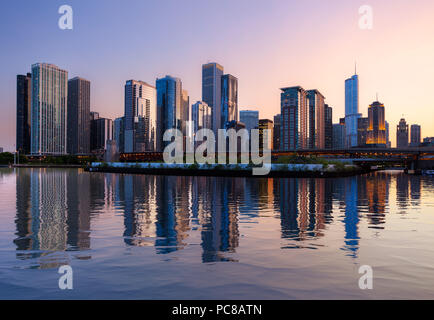 Skyline von Chicago bei Sonnenuntergang vom Navy Pier Stockfoto