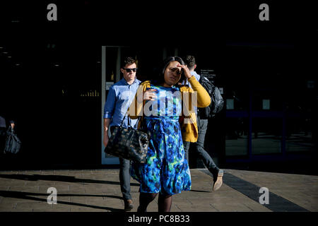 London, Großbritannien. 24. Juli, 2018. Eine Frau geht an einem heißen Tag in Central London. Credit: Ioannis Alexopoulos/Pacific Press/Alamy leben Nachrichten Stockfoto