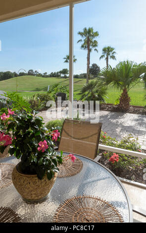 Aussicht von der Veranda Terrasse durch ein Insekt Screening auf einen Golfkurs. Florida, USA Stockfoto