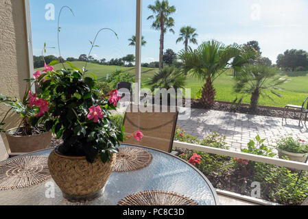 Aussicht von der Veranda Terrasse durch ein Insekt Screening auf einen Golfkurs. Florida, USA Stockfoto