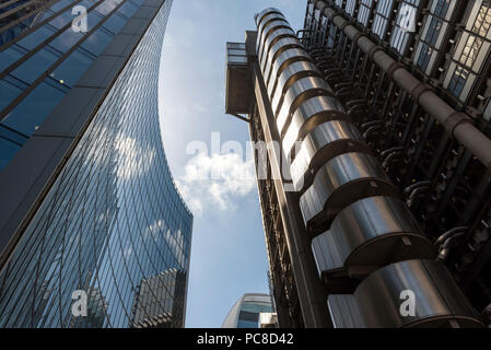 Geringer Betrachtungswinkel von Willis und Lloyd's (Inside-Out) Gebäude in Lime Street, City of London, England, Großbritannien Stockfoto